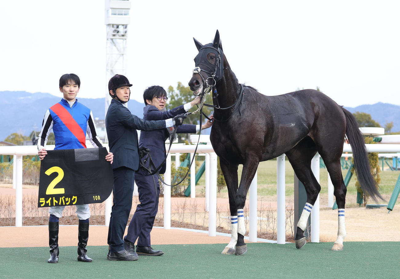 京都10R、エルフィンSを制したライトバックと口取りに並ぶ坂井騎手（左）（撮影・白石智彦）