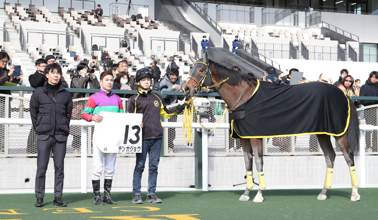 京都4R、新馬戦を制したテンカジョウと口取りに並ぶ国分優騎手（中央）（撮影・白石智彦）