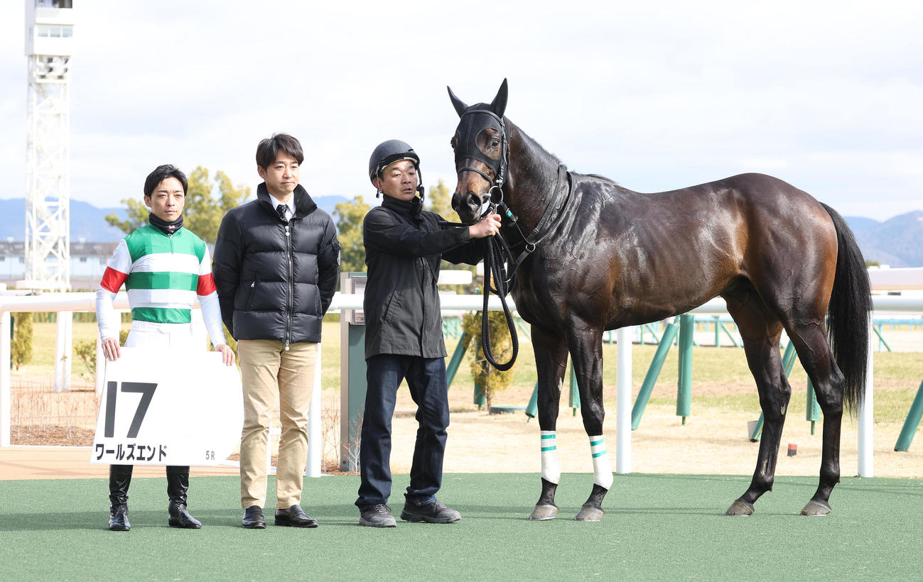 京都5R新馬戦を制したワールズエンドと口取りに並ぶ川田騎手（左）（撮影・白石智彦）