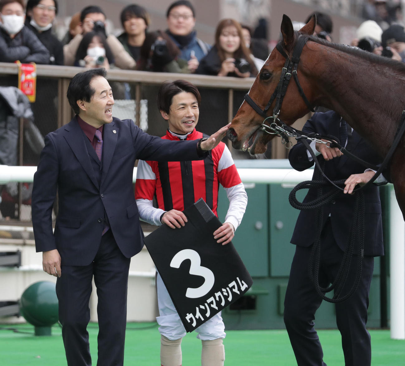 東京9R、ゆりかもめ賞を制したウインマクシアムと、左から畠山調教師、松岡騎手（撮影・柴田隆二）