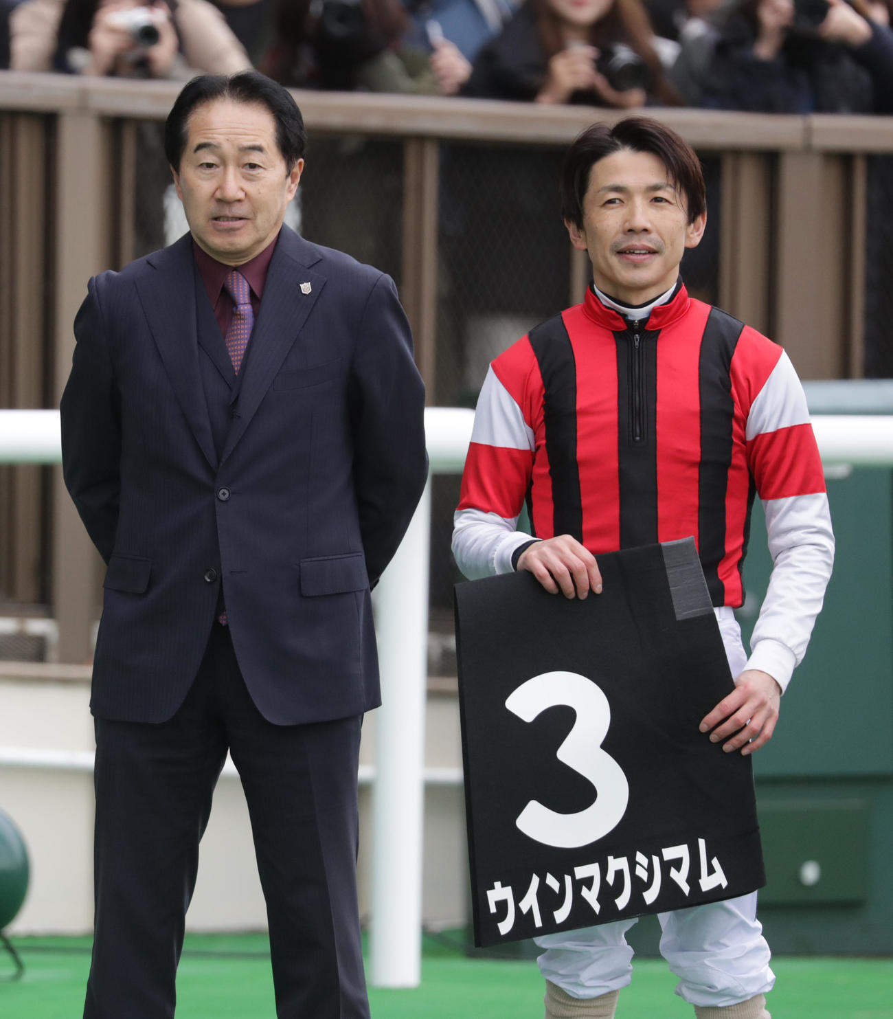 東京9R、ゆりかもめ賞を制したウインマクシアムの畠山調教師（左）、松岡騎手（撮影・柴田隆二）