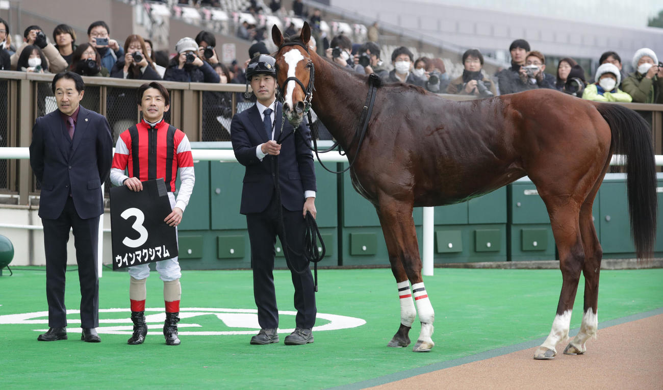 東京9R、ゆりかもめ賞を制したウインマクシアムと、左から畠山調教師、松岡騎手（撮影・柴田隆二）