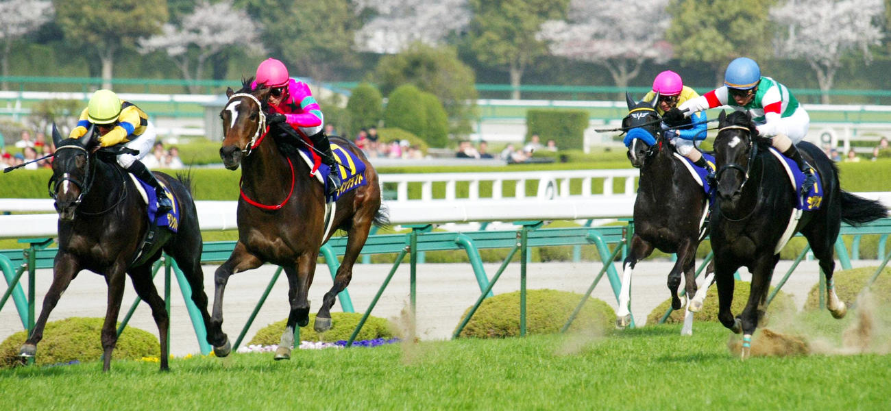 05年桜花賞を制したラインクラフト（左から2頭目）。右端は2着シーザリオ、左は3着デアリングハート