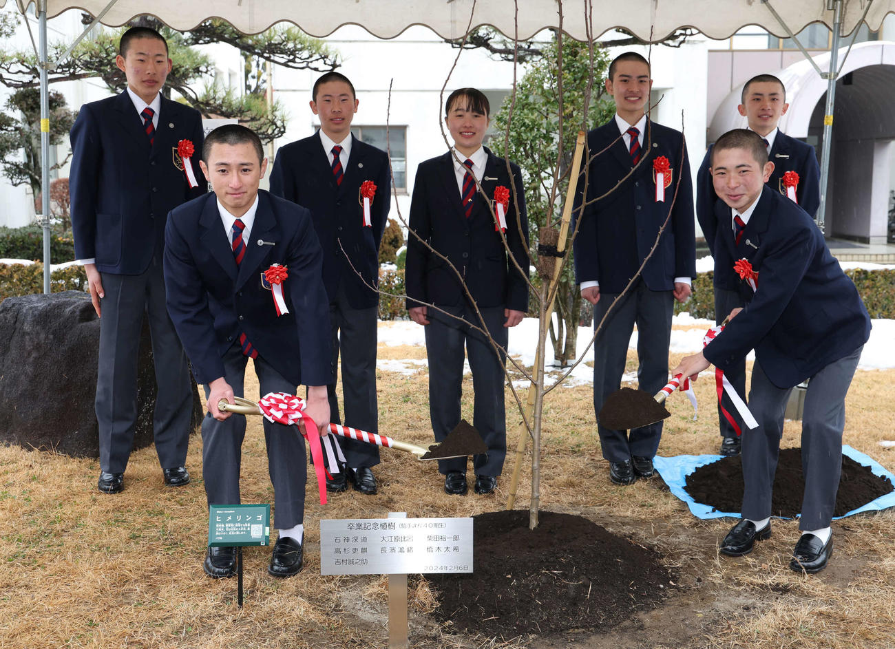 卒業記念の植樹をする、前列左から柴田裕一郎、橋木太希、後列左から高杉吏麒、石神深道、大江原比呂、柴田裕一郎、長浜鴻緒