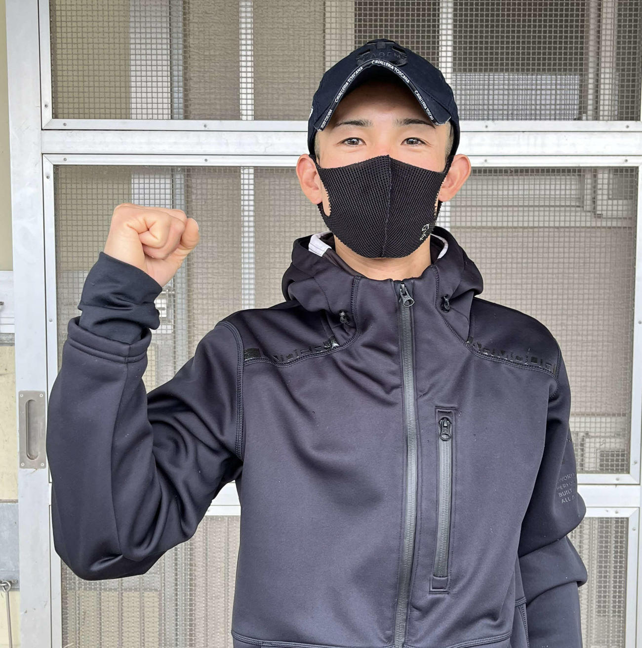 障害騎手免許に合格しガッツポーズを取る坂口智康騎手