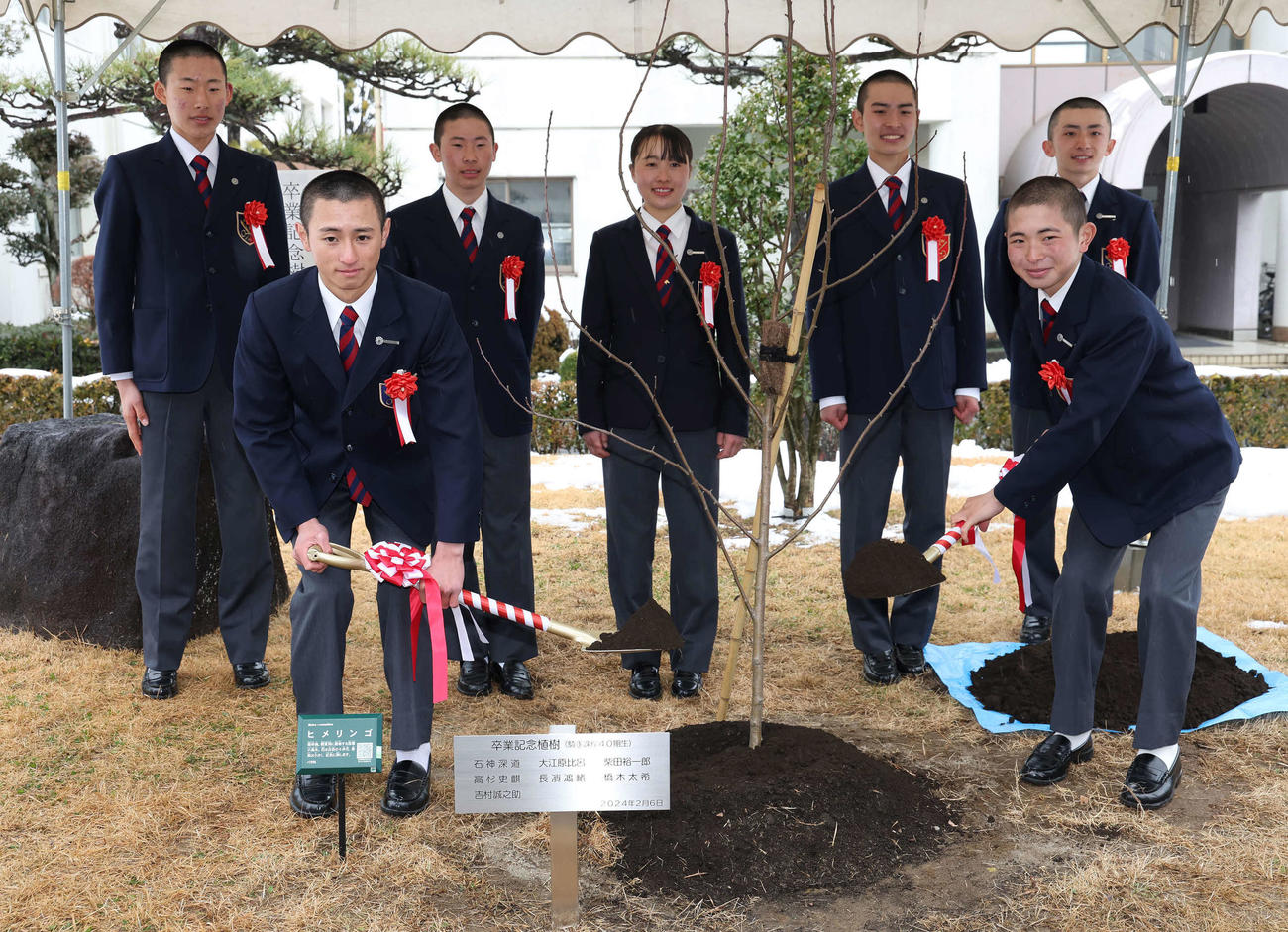 卒業記念の植樹をする、前列左から柴田裕一郎、橋木太希。後列左から高杉吏麒、石神深道、大江原比呂、柴田裕一郎、長浜鴻緒（撮影・丹羽敏通）