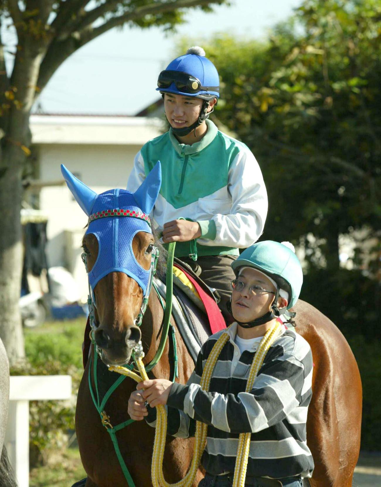 オースミハルカと川島信二騎手（2003年10月撮影）