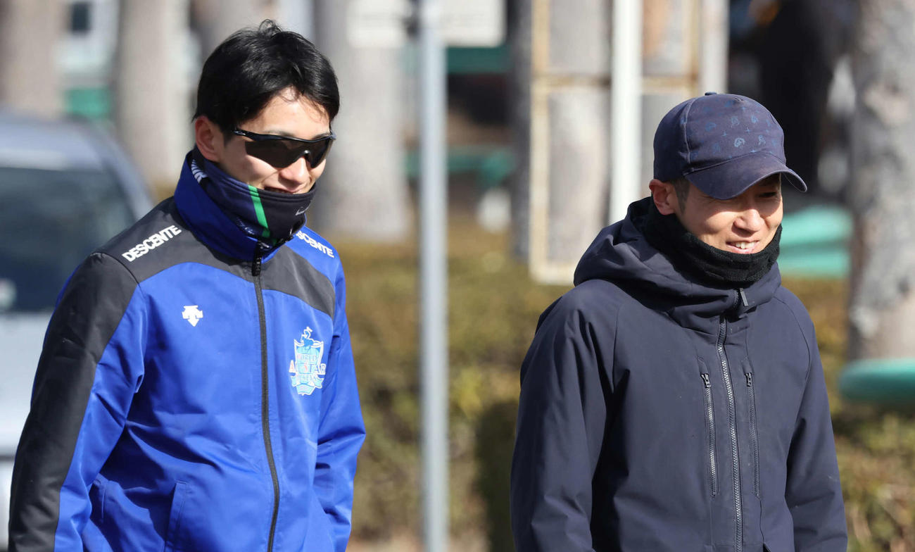 レモンポップの追い切りを終えて坂井騎手（左）と話す田中博師（撮影・丹羽敏通）