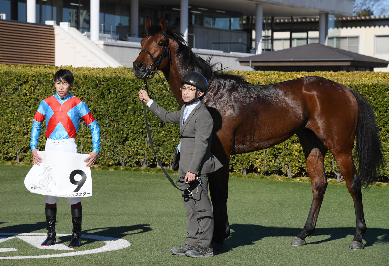 ファビュラススターと横山武史騎手（2024年1月8日撮影）