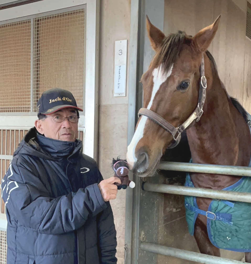 西園正師が持つぬいぐるみに興味津々なアフリカンゴールド