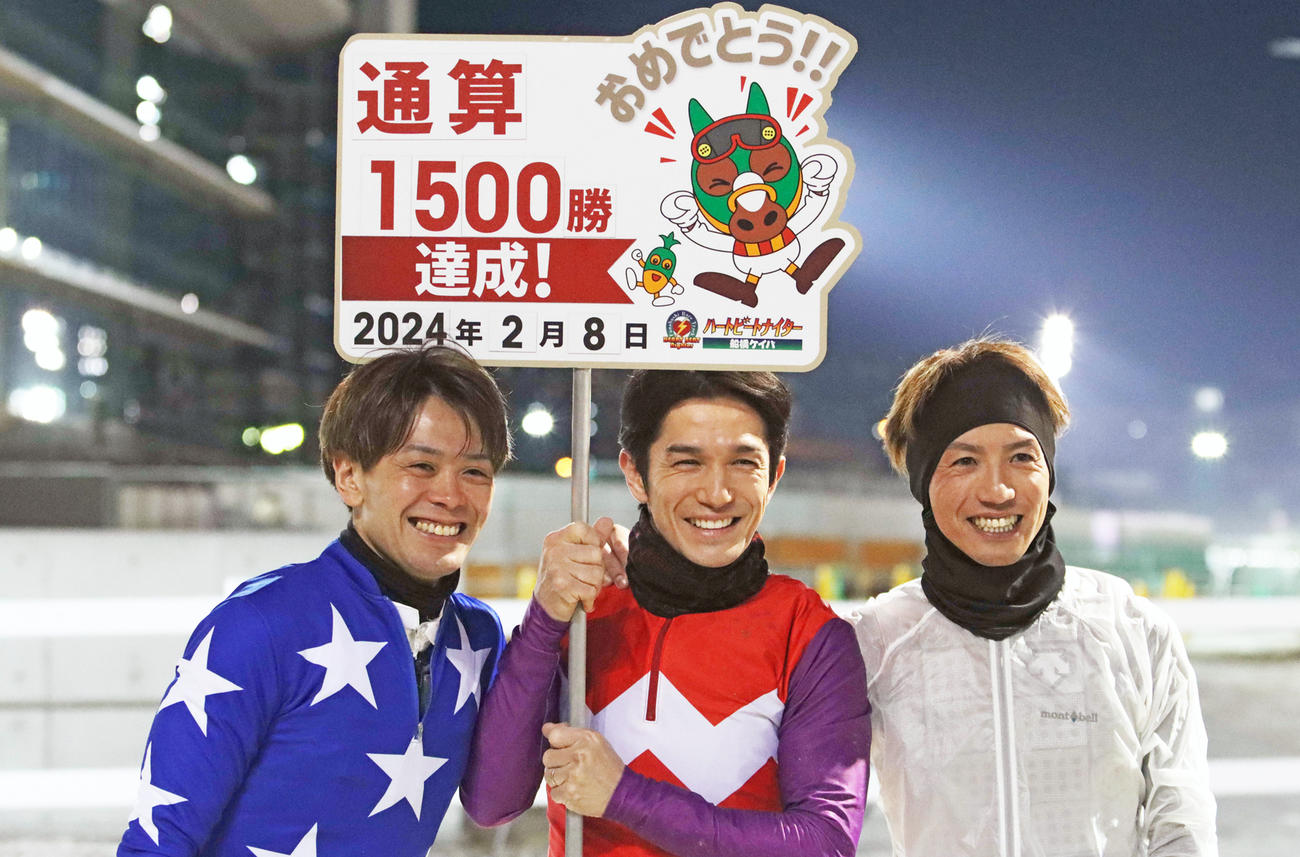 船橋11Rで地方競馬通算1500勝を達成した大井の和田譲治騎手（中央）