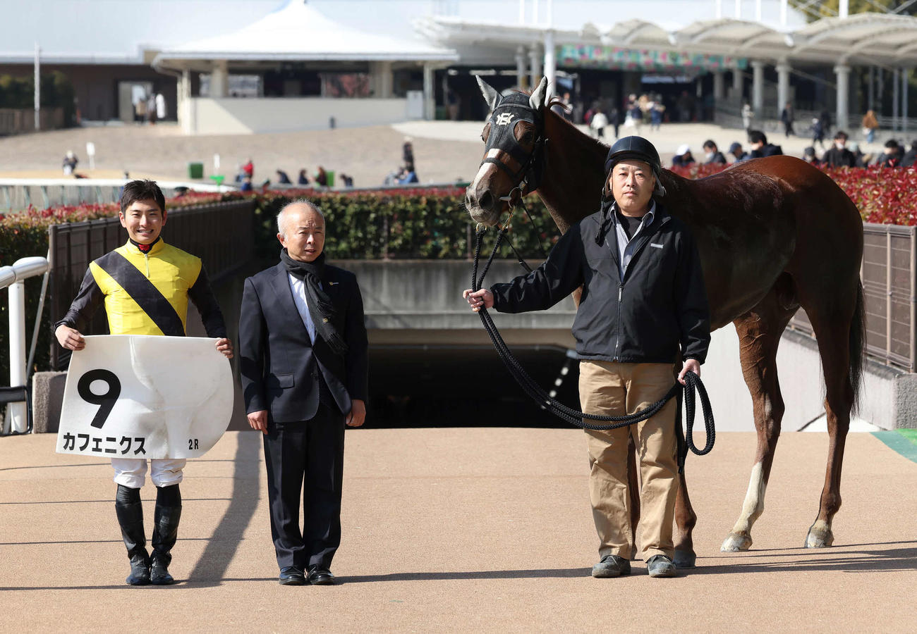 東京2R、3歳新馬戦を制したカフェニクスの口取りをする原騎手と中舘師（撮影・丹羽敏通）