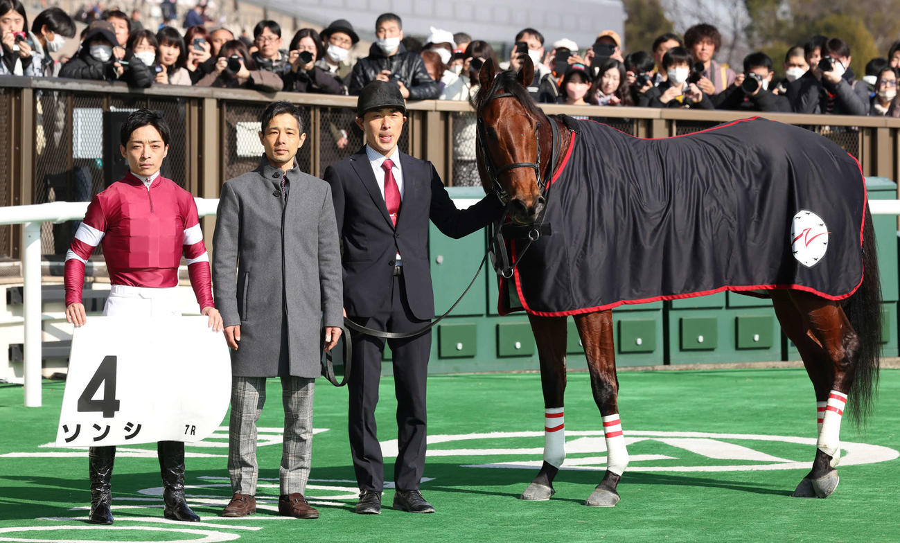東京7R、3歳1勝クラスを制したソンシの口取りをする川田騎手と中内田師（撮影・丹羽敏通）