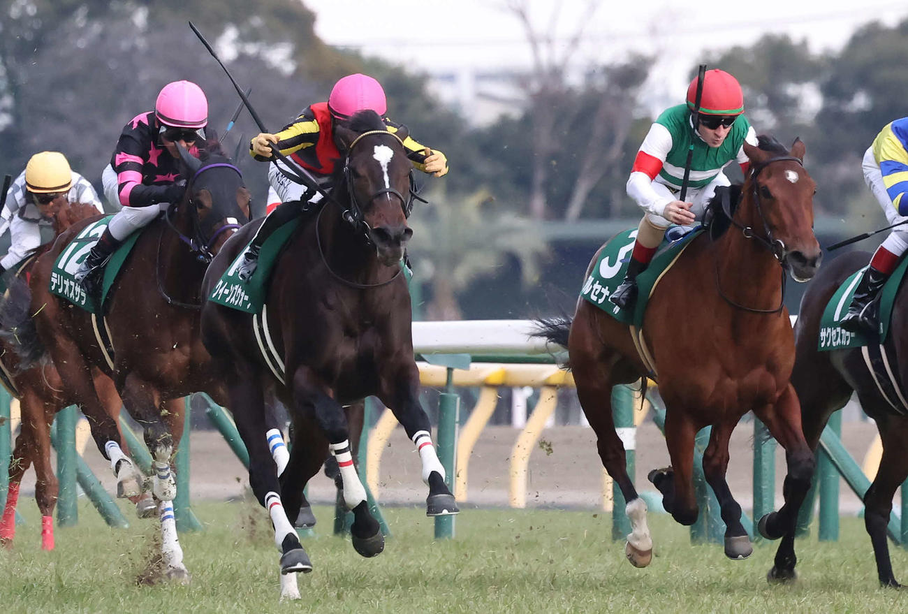 アルセナール（右）との競り合いを制してクイーンCに勝利したクイーンズウォークと川田騎手（中央）