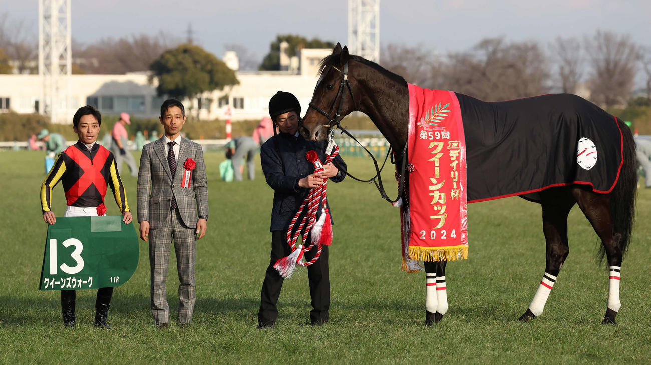 東京11R、クイーンCを制したクイーンズウォークの口取りをする川田騎手と中内田師（撮影・丹羽敏通）
