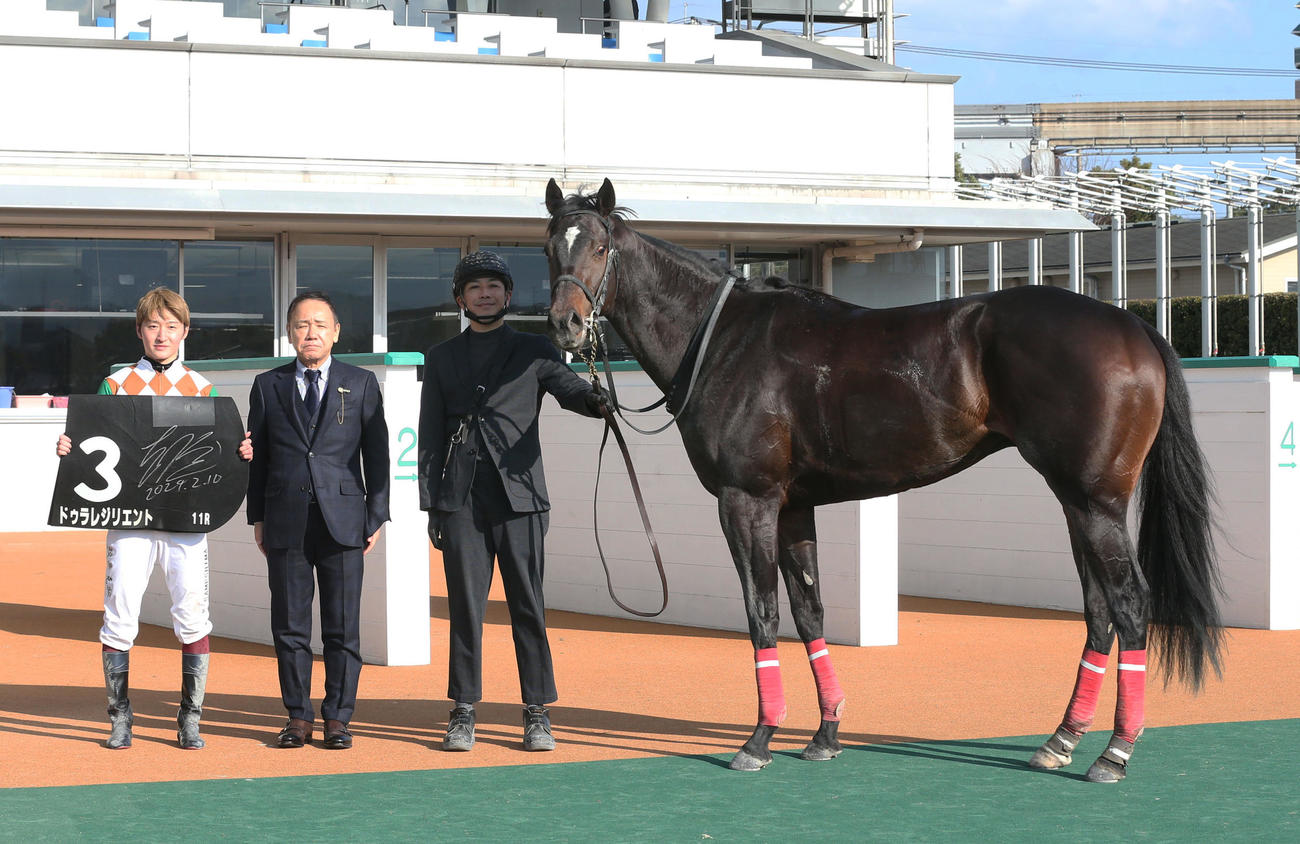 小倉11R、紫川特別を制したドゥラレジリエントと口取りに並ぶ鮫島駿騎手（撮影・冨田成美）