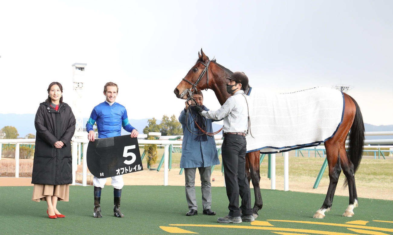 京都9R、こぶし賞を制したオフトレイルと口取りに並ぶA・ルメートル騎手（左から2人目）（撮影・白石智彦）