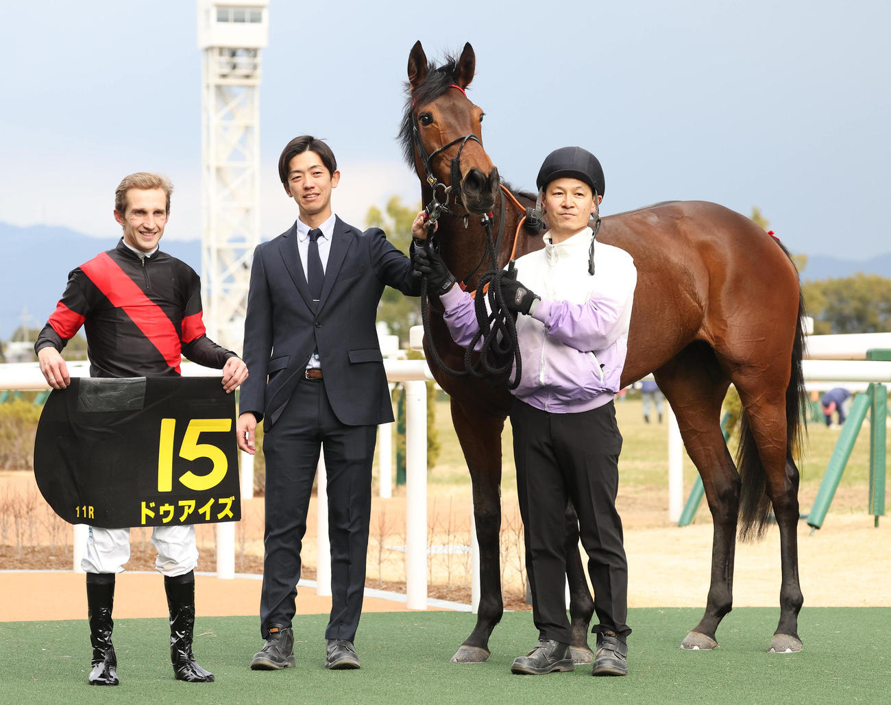 京都11R、洛陽Sを制したドゥアイズと口取りに並ぶA・ルメートル騎手（左）（撮影・白石智彦）