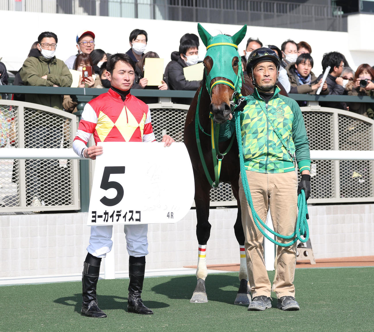 京都4R、新馬戦を制したヨーカイディスコと口取りに並ぶ岩田望騎手（左）（撮影・白石智彦）