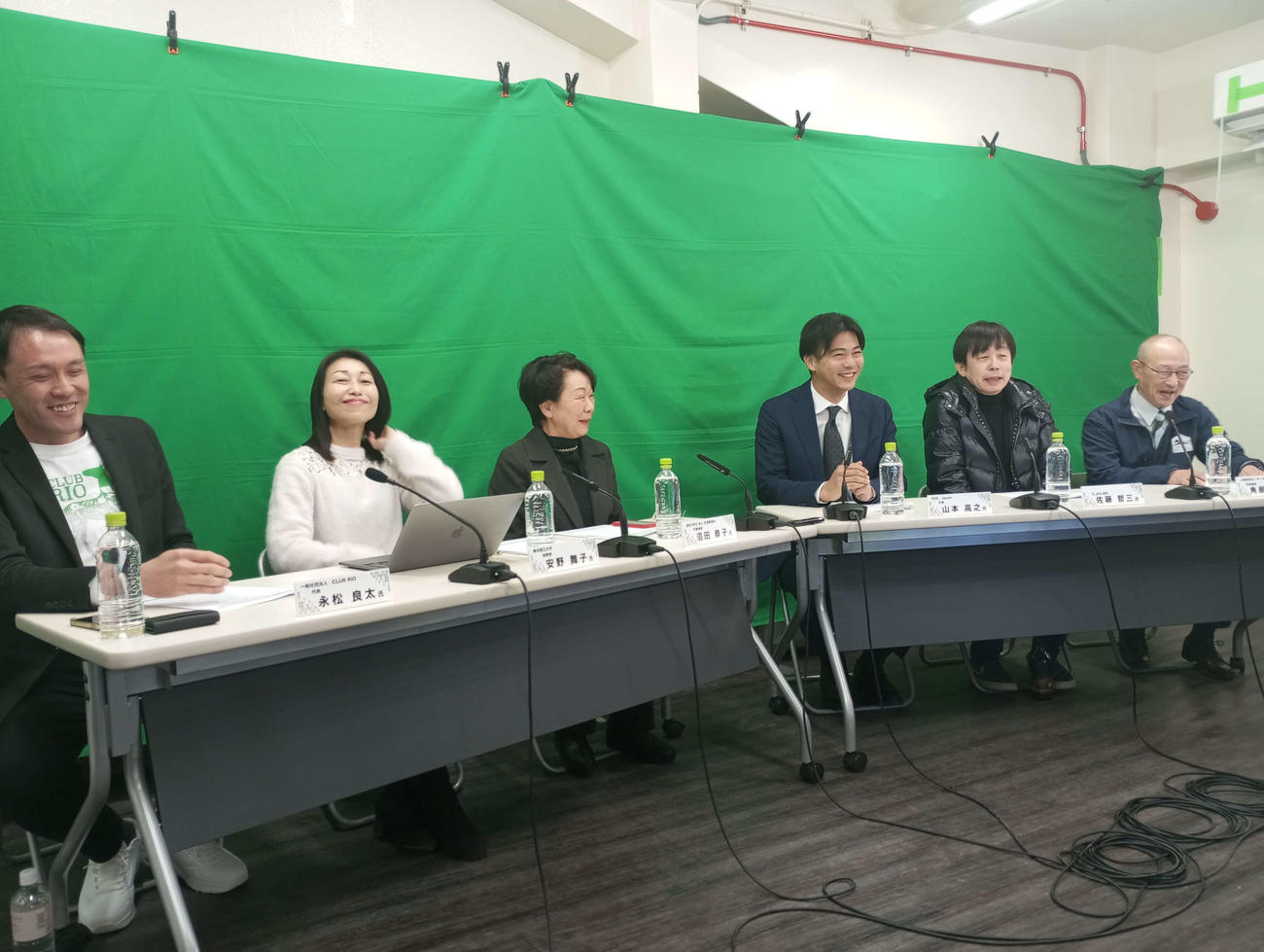 元JRA調教師の角居氏（右）、日刊スポーツ評論家の佐藤哲三氏（右から2人目）らがパネリストとして出演