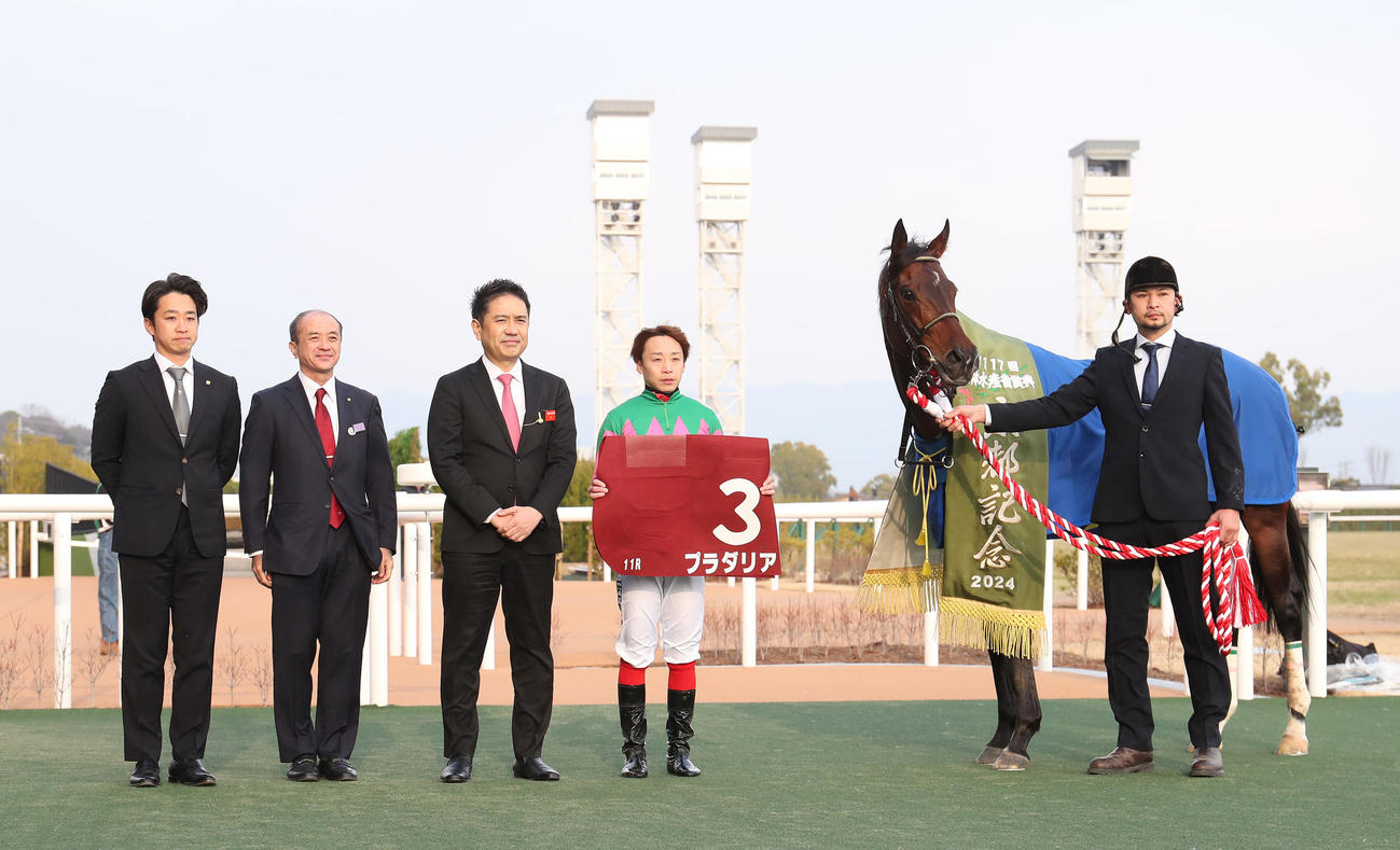 京都記念を勝利したプラダリアと口取りに並ぶ池添騎手（右から2人目）（撮影・白石智彦）