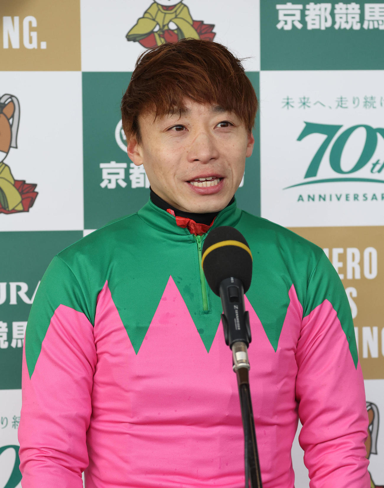 共同インタビューに笑顔で答える池添騎手（撮影・白石智彦）