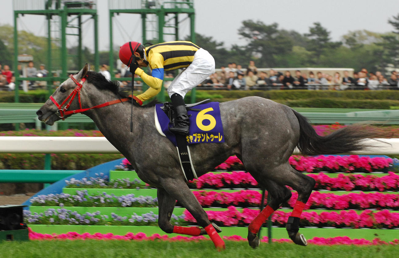 08年皐月賞をキャプテントゥーレで制した川田将雅騎手はひかえめにガッツポーズ
