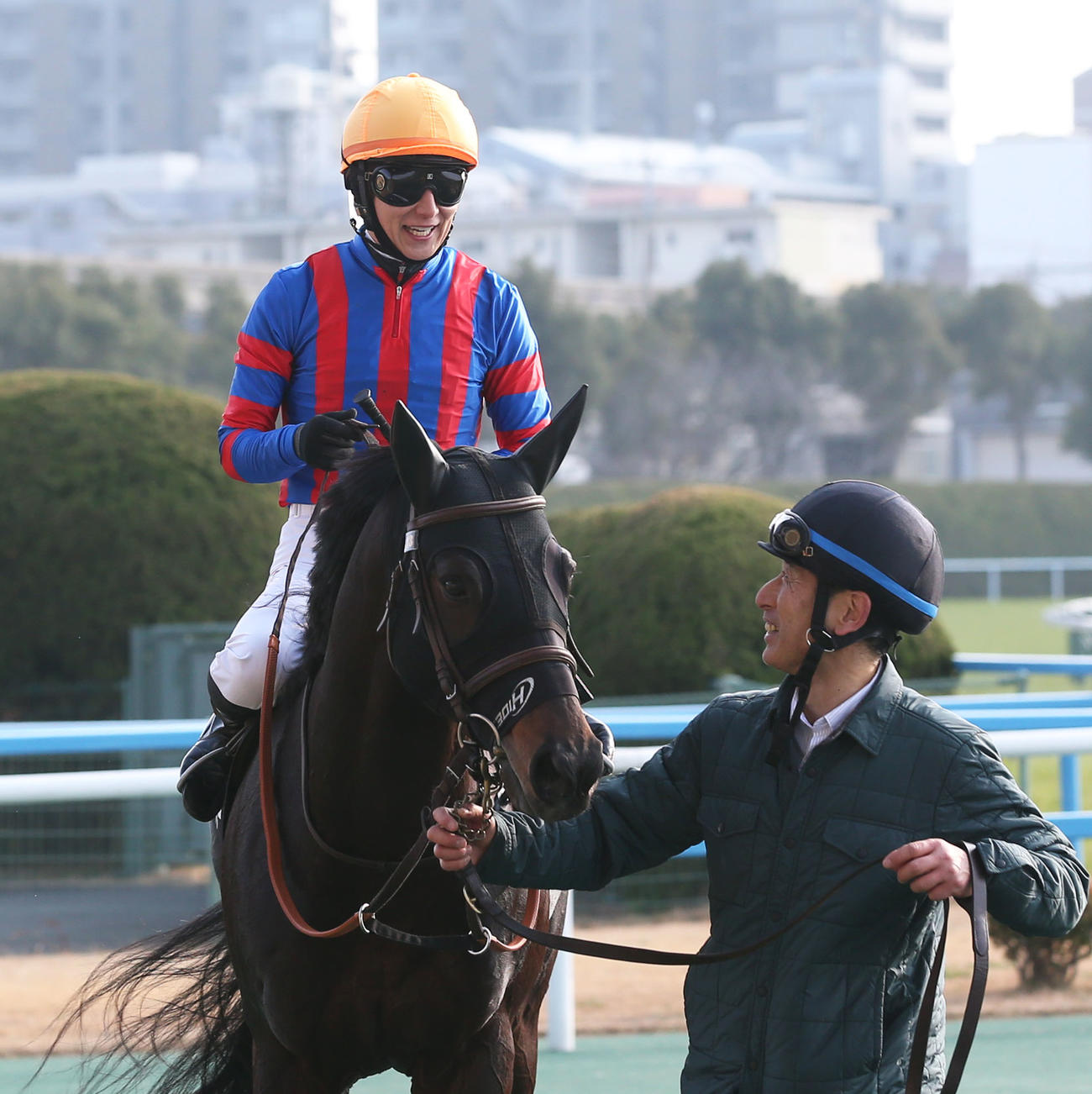 小倉11R、北九州短距離Sを制したヨシノイースターと丸山騎手（撮影・冨田成美）