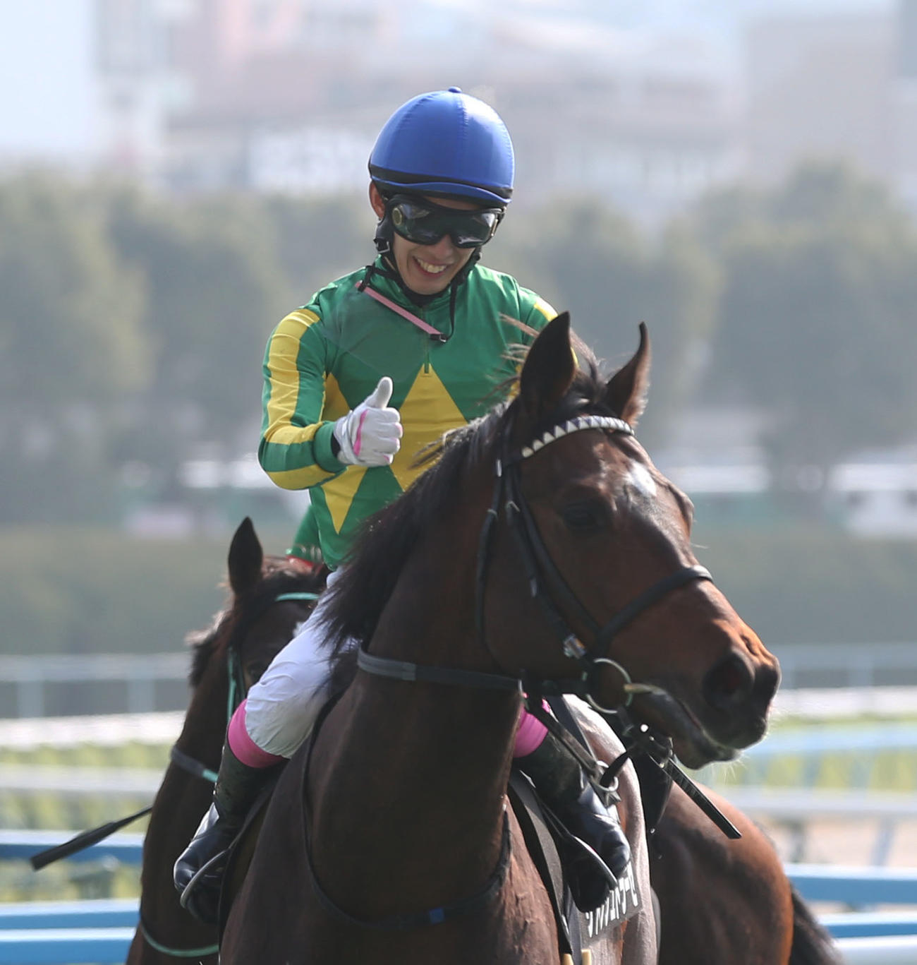あすなろ賞を制したサトノシュトラーセと藤岡康騎手（撮影・冨田成美）