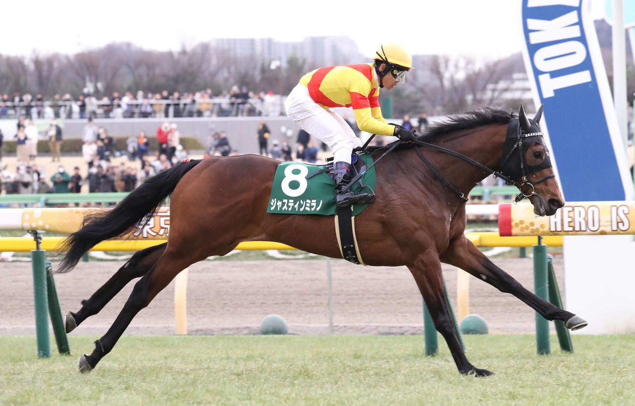 直線鋭く伸びて共同通信杯を制したジャスティンミラノと戸崎騎手（撮影・丹羽敏通）