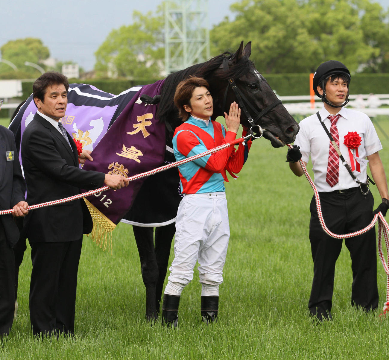 12年4月、天皇賞・春を制したビートブラックと石橋脩騎手。左は中村均調教師