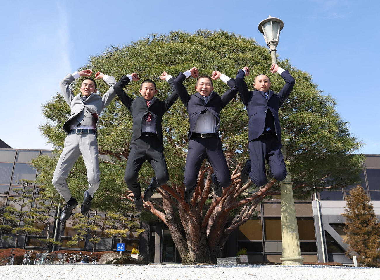 大きくジャンプする新人の左から、柴田裕一郎騎手、高杉吏麒騎手、橋木太希騎手、吉村誠之助騎手（撮影・白石智彦）