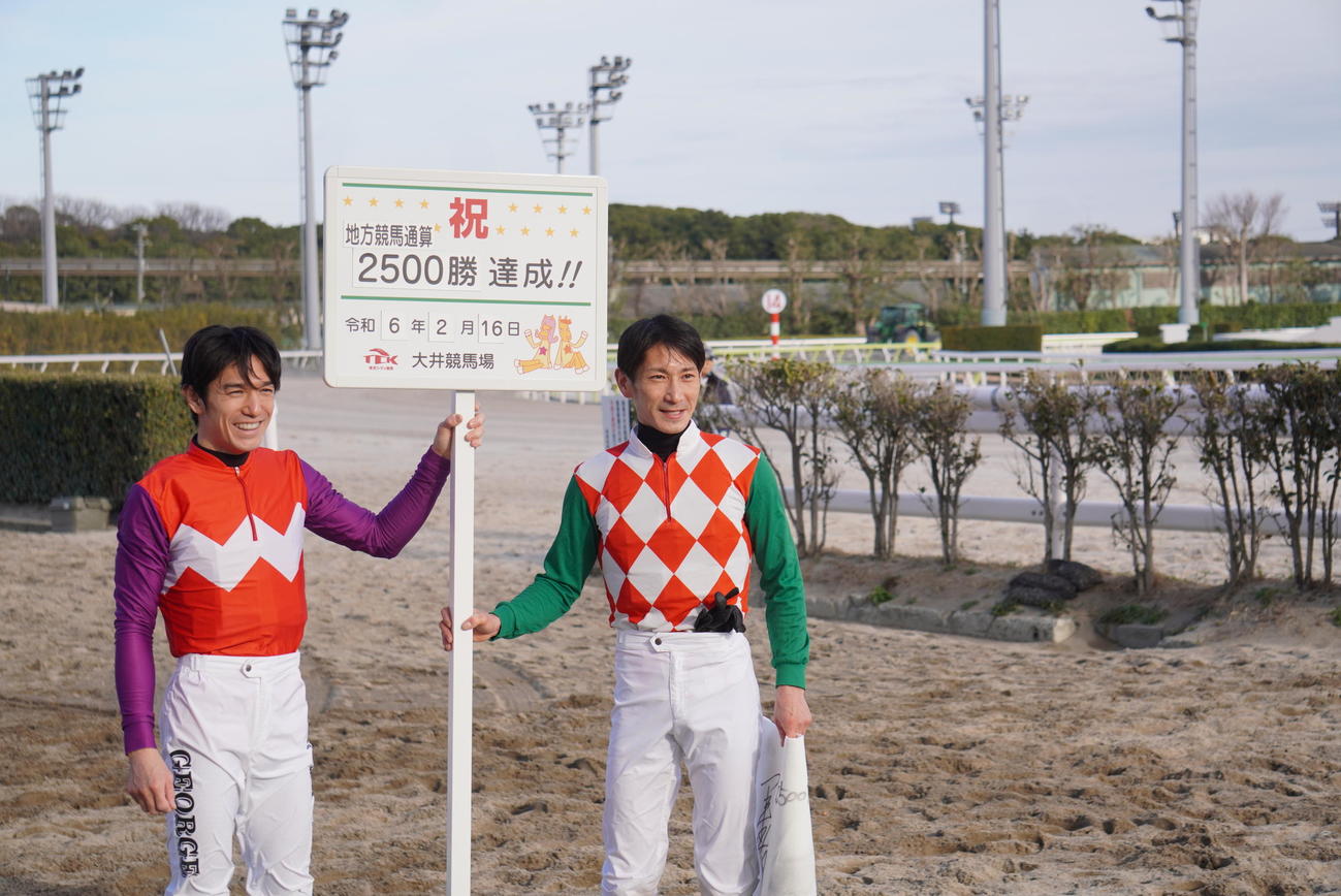 地方通算2500勝を達成した矢野貴之騎手（右）