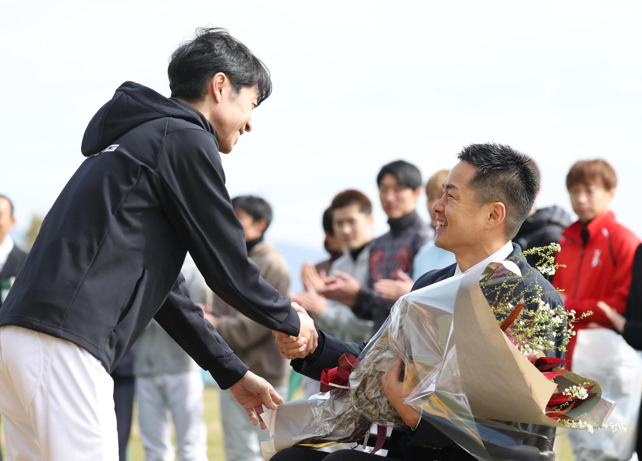 引退セレモニーで武豊騎手（左）と握手をする藤井騎手（撮影・白石智彦）