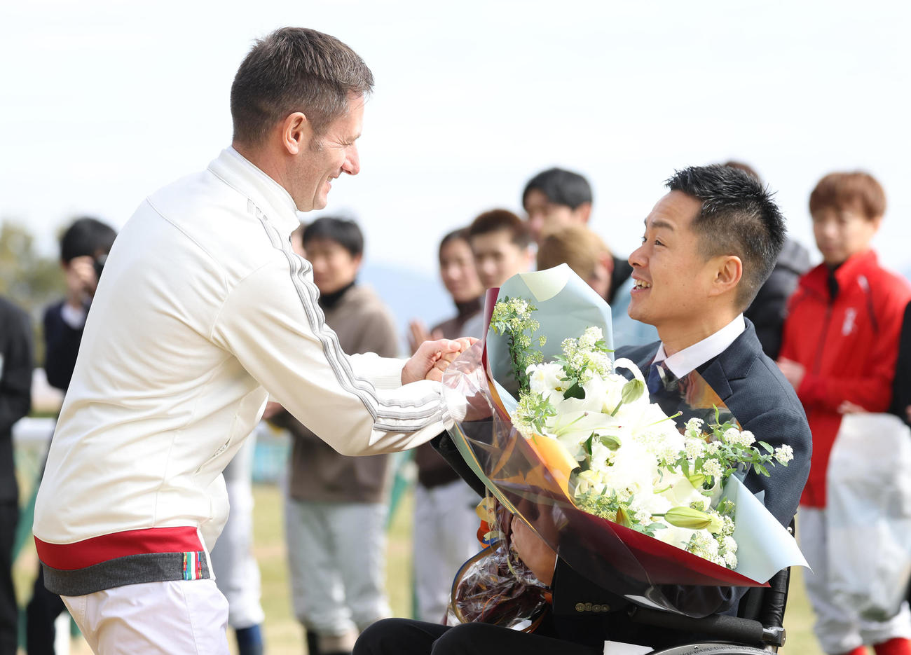 引退セレモニーでM・デムーロ騎手（左）と握手をする藤井騎手（撮影・白石智彦）