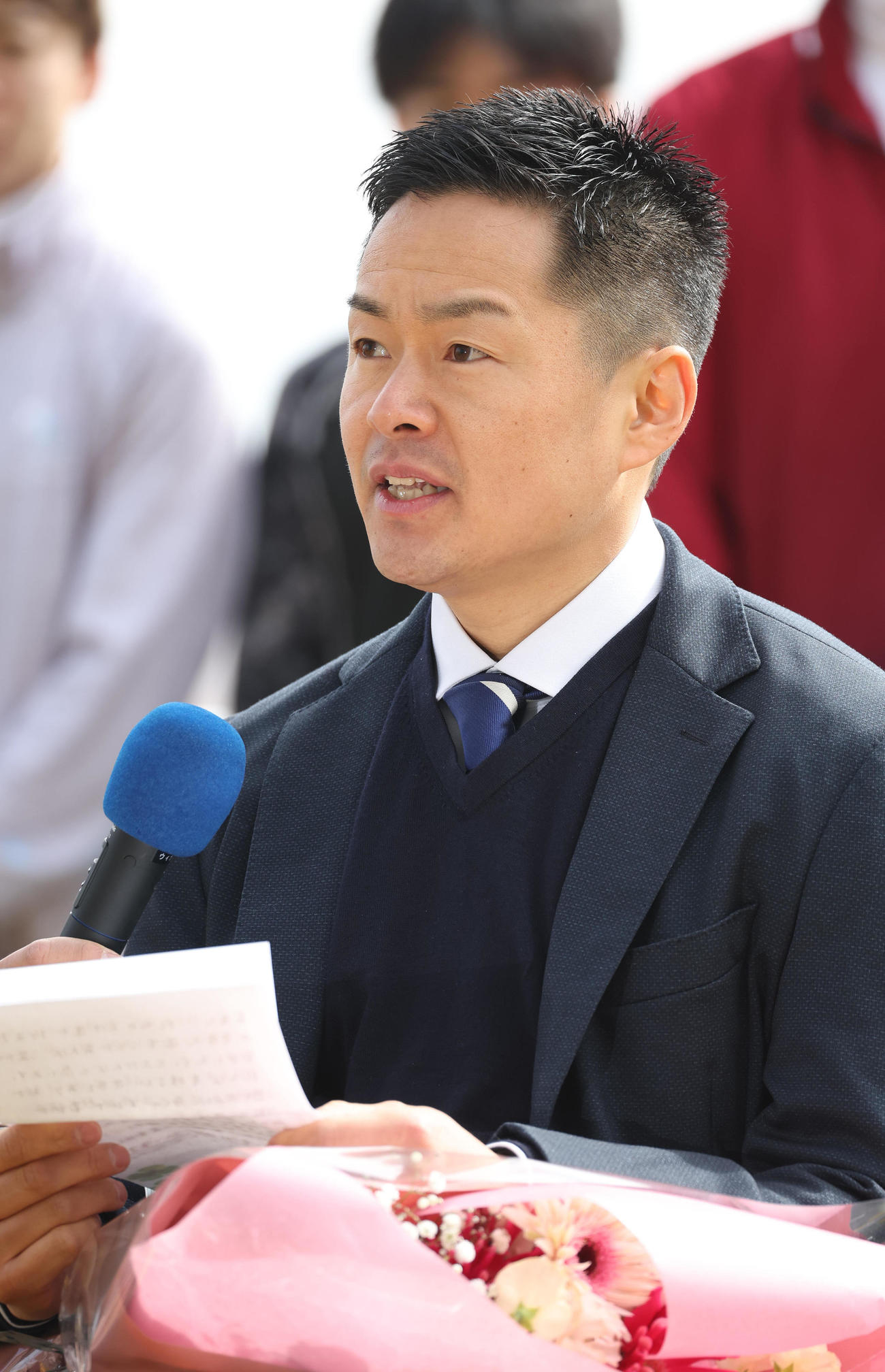 引退セレモニーでメッセージを読む藤井騎手（撮影・白石智彦）