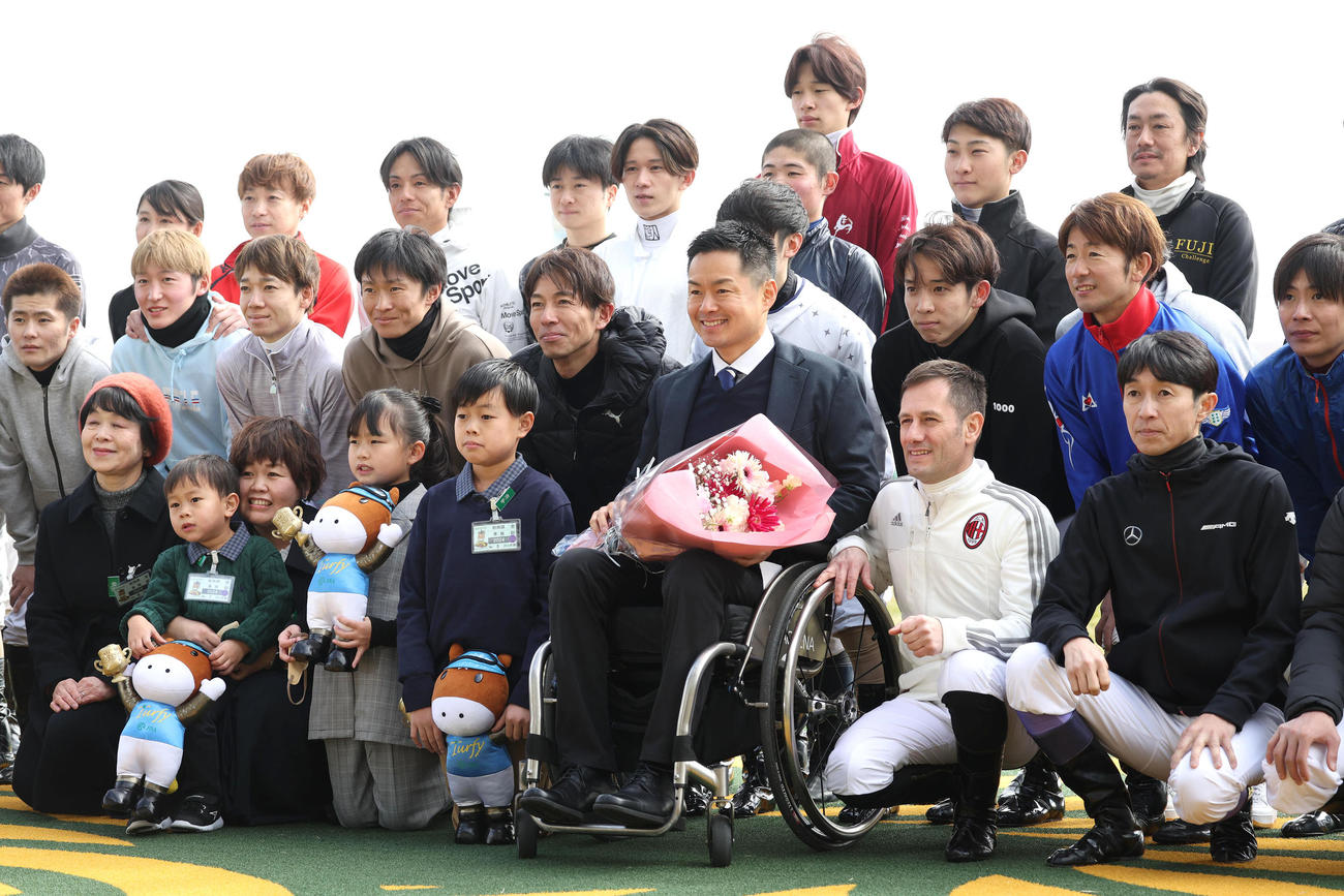 引退セレモニーで騎手仲間、ご家族に囲まれ記念写真に納まる藤井騎手（前列左から3人目）（撮影・白石智彦）