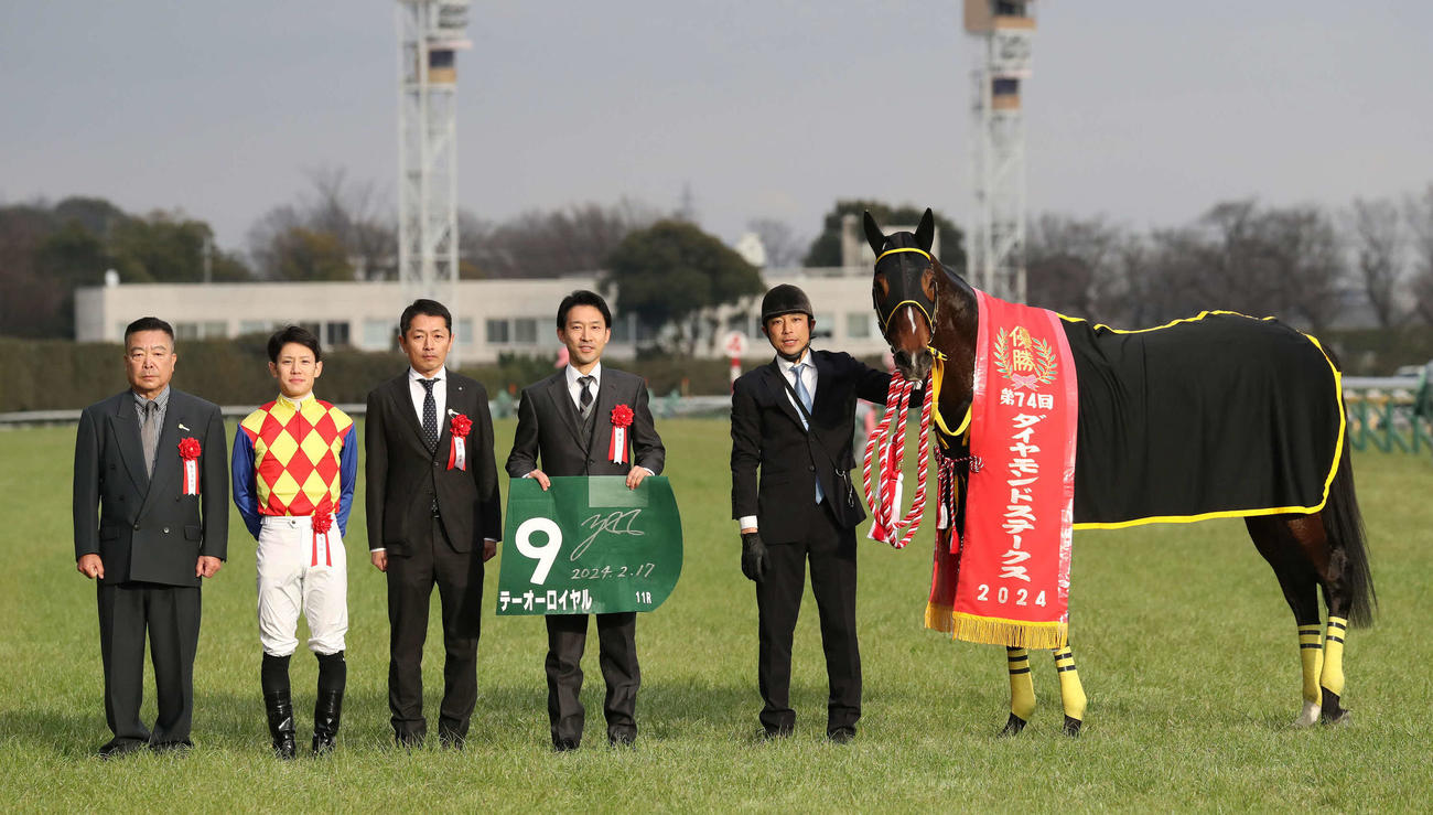 ダイヤモンドSを制したテーオーロイヤルの口取りをする菱田騎手と関係者（撮影・丹羽敏通）