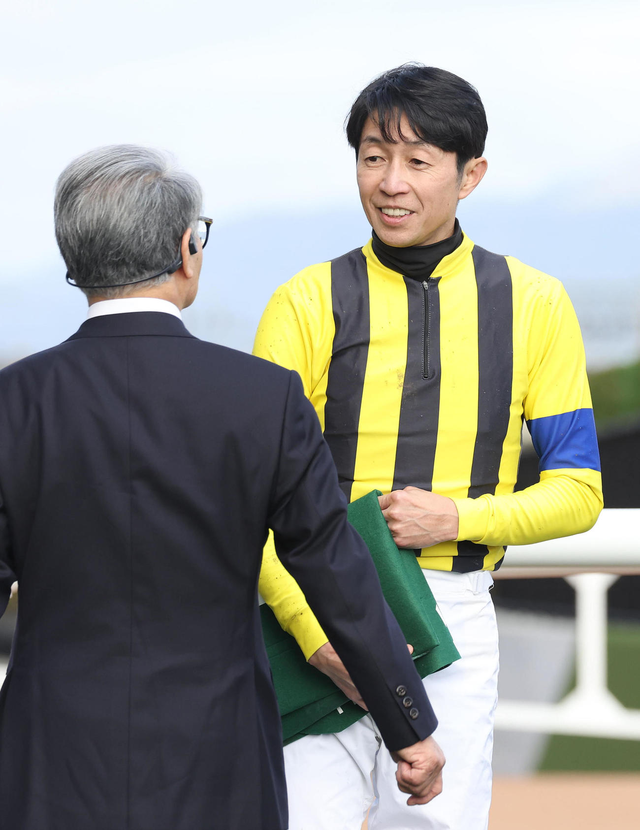 京都牝馬Sを制し、音無師（左）と話す武豊騎手（撮影・白石智彦）