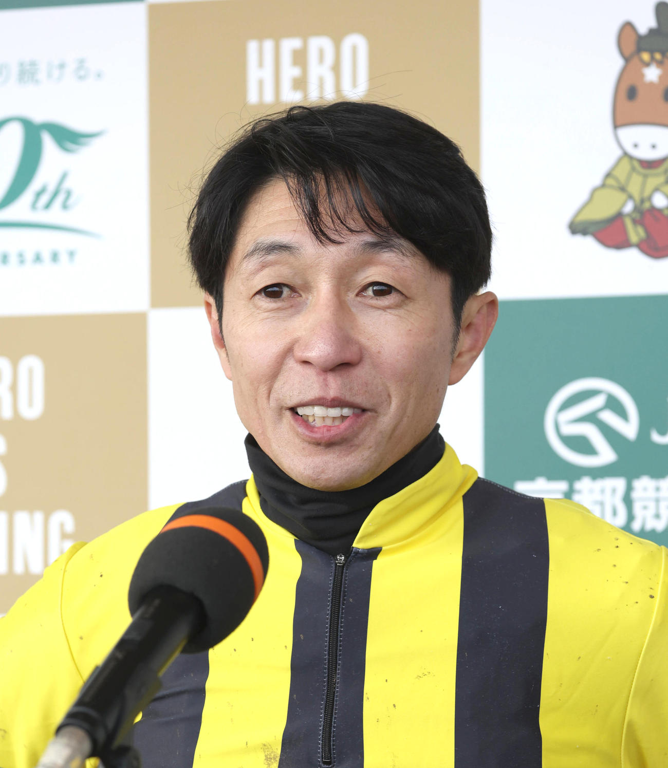ソーダズリングで京都牝馬Sを制した武豊騎手はインタビューで笑顔を見せる（撮影・白石智彦）