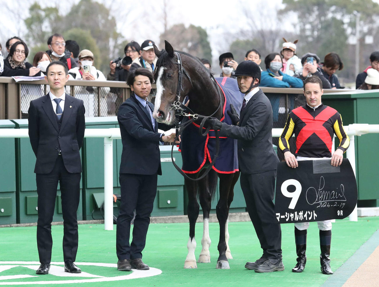 東京9R、フリージア賞を制したマーシャルポイントの口取りをする木村師とルメール騎手（撮影・丹羽敏通）