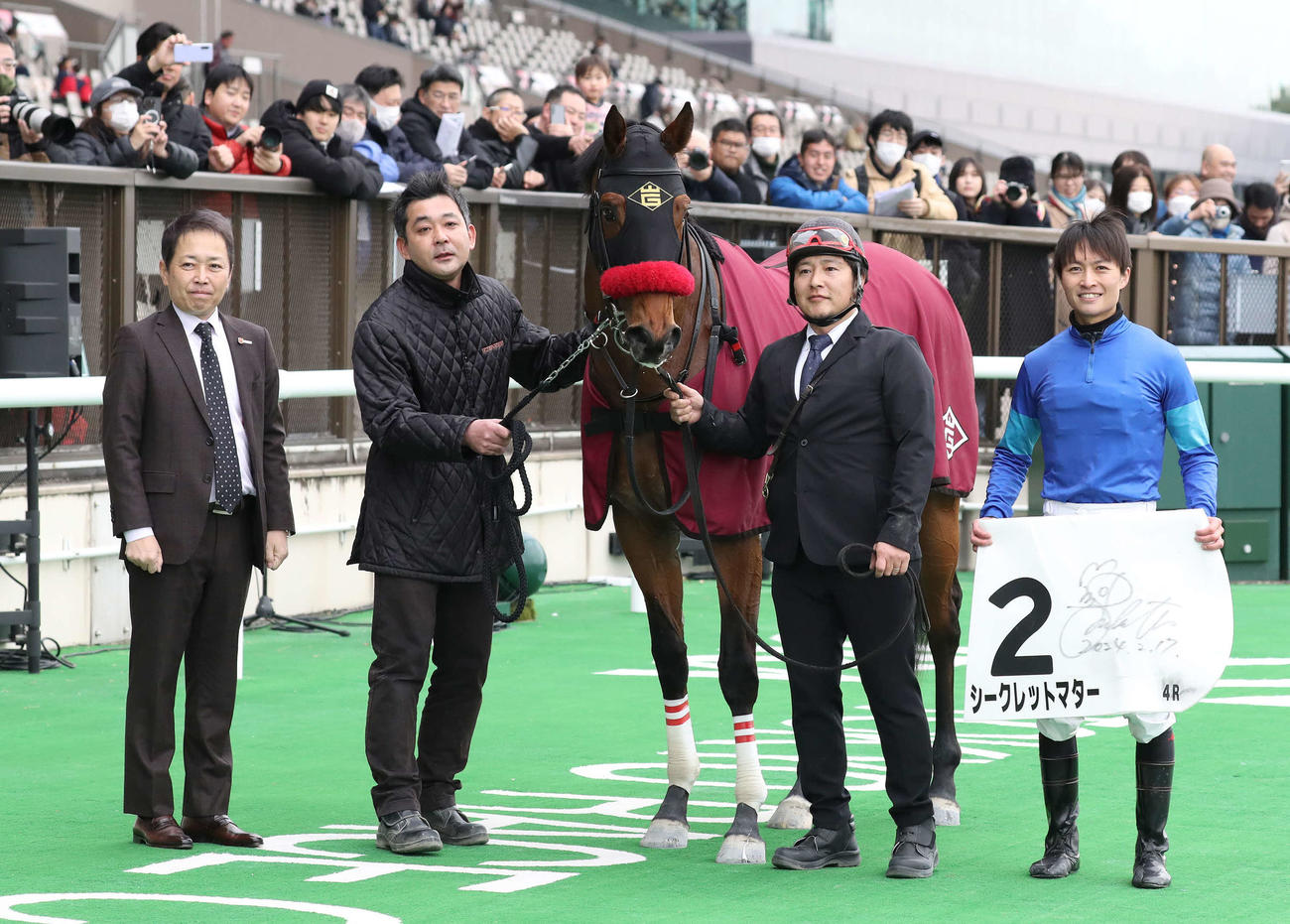 東京4R、3歳新馬戦を制したシークレットマターの口取りをする岩戸師と杉原騎手（撮影・丹羽敏通）