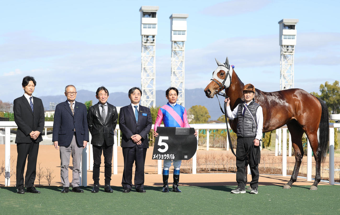 京都9R、つばき賞を制したメイショウタバルと口取りに並ぶ浜中騎手（右から2人目）（撮影・白石智彦）