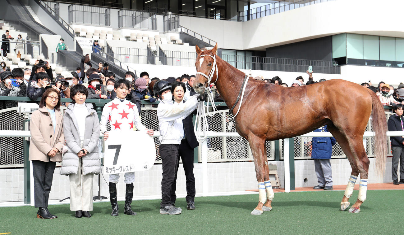 京都4R、新馬戦を制したミッキークレストと口取りに並ぶ坂井騎手（右から2人目）（撮影・白石智彦）
