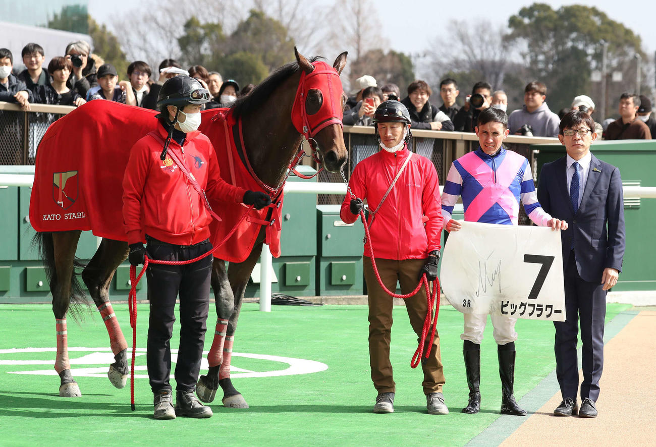 東京3R、3歳新馬戦を制したビッグフラワーの口取りをするムルザバエフ騎手と加藤征師（撮影・丹羽敏通）