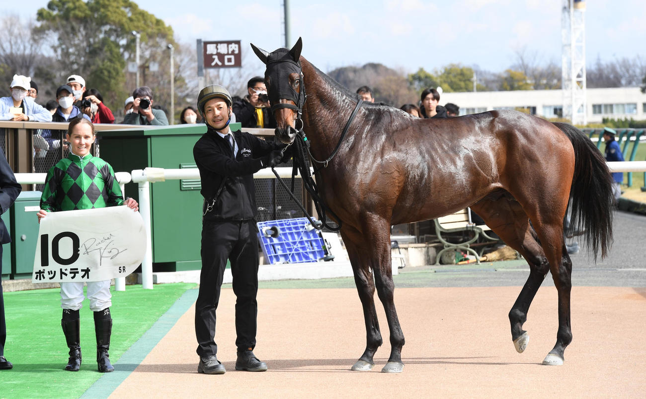 口取りに臨むポッドテオとレイチェル・キング騎手（撮影・柴田隆二）