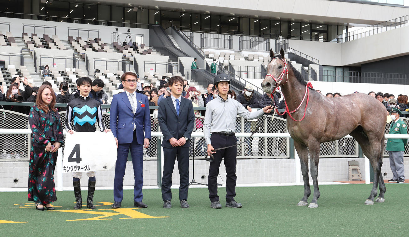 京都4R、新馬戦を制したキングヴァージルと口取りに並ぶ坂井騎手（左から2人目）（撮影・白石智彦）