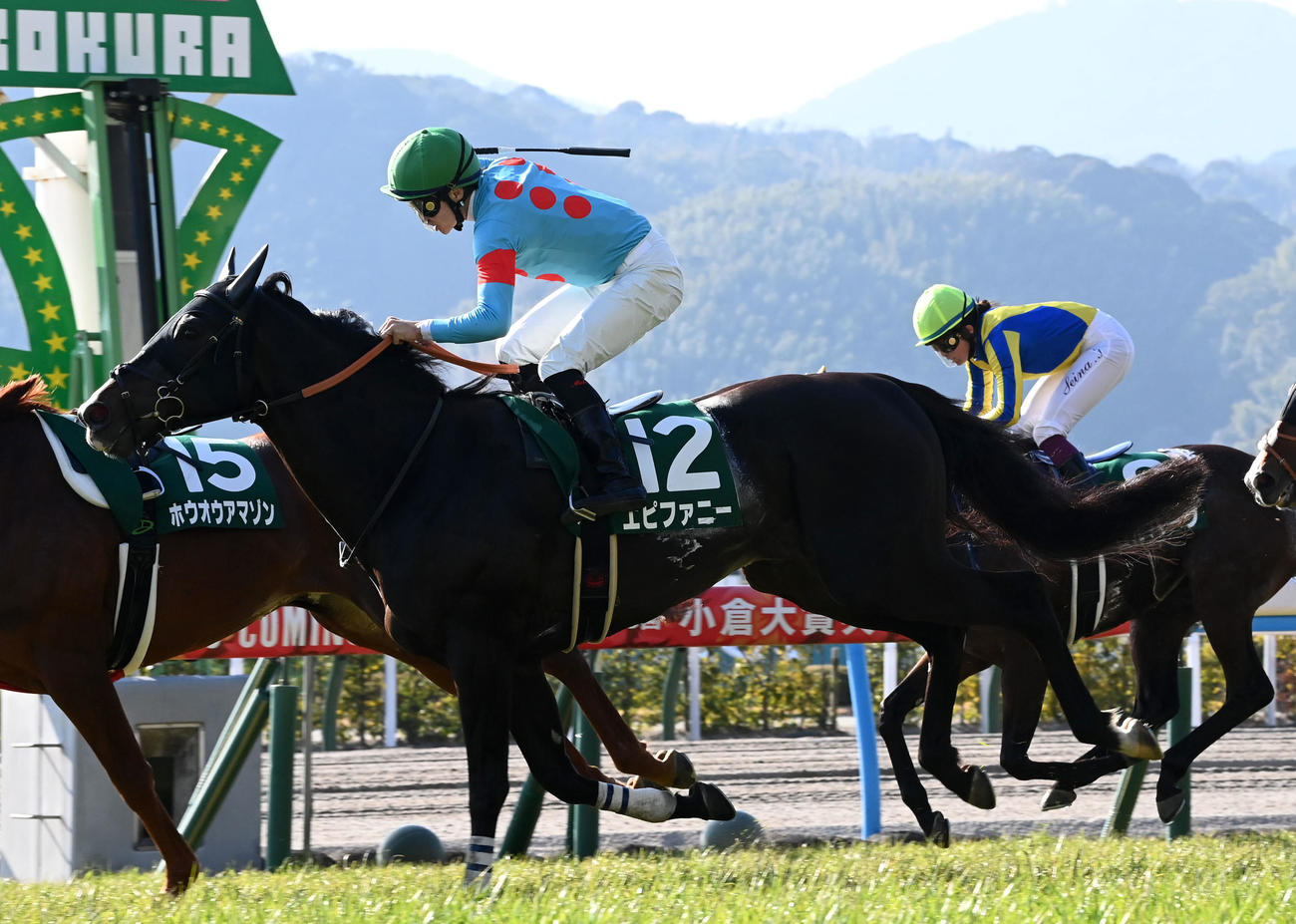 小倉大賞典を制したエピファニー。杉原騎手はガッツポーズを見せる（撮影・前岡正明）