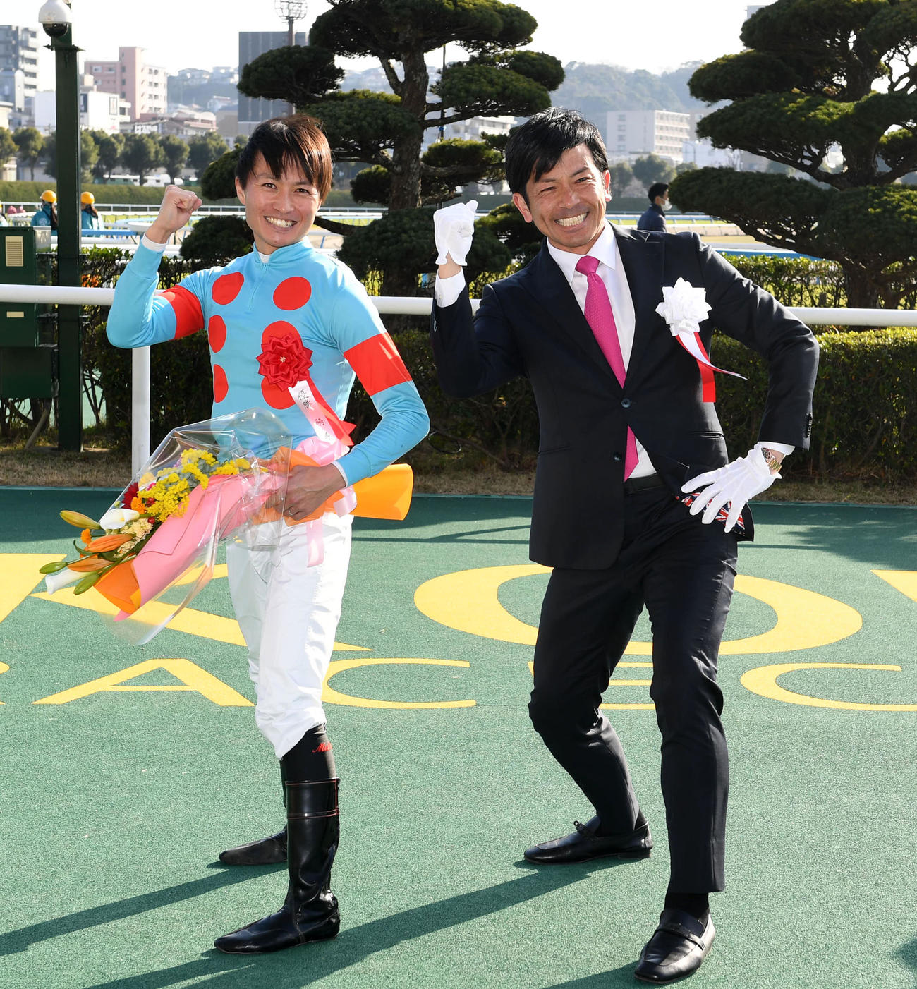 エピファニーで小倉大賞典を制した杉原騎手（左）はプレゼンター松田宣浩氏と熱男ポーズ（撮影・前岡正明）
