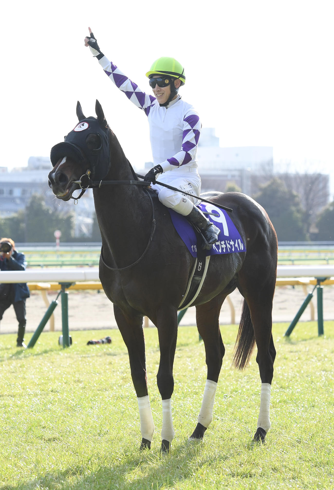 フェブラリーSを制したペプチドナイルの藤岡佑騎手はガッツポーズする（撮影・柴田隆二）